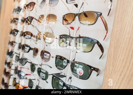 Occhiali, occhiali e montature disponibili presso un ufficio di optometria Foto Stock