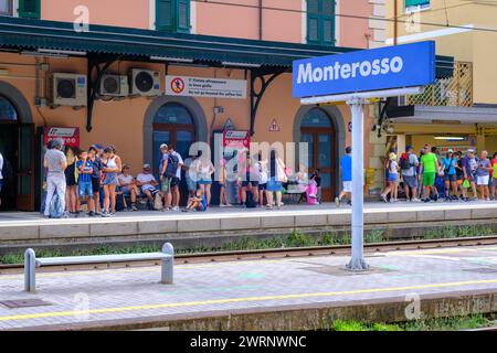 Monterosso al Mare, IT - 25 luglio 2023: Persone in attesa del treno alla stazione di Monterosso Foto Stock