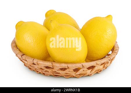 Limoni maturi in cesto di vimini isolato su sfondo bianco Foto Stock