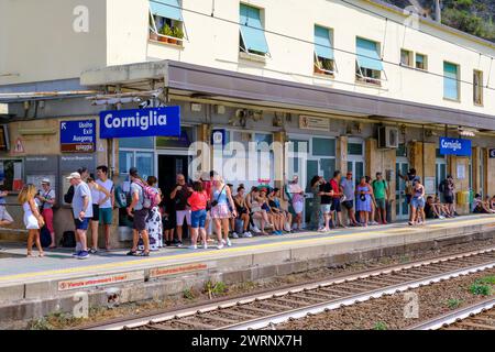 Corniglia, IT - 25 luglio 2023: Persone in attesa del treno alla stazione di Corniglia Foto Stock