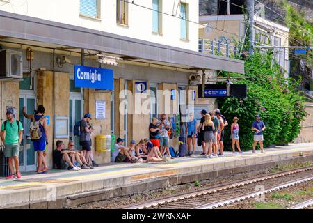 Corniglia, IT - 25 luglio 2023: Persone in attesa del treno alla stazione di Corniglia Foto Stock