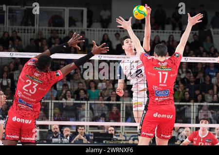 Trento, Italia. 13 marzo 2024. Spike di Alessandro Michieletto della ITAS Trentino Volley durante la partita tra ITAS Trentino Volley e cucine Lube Civitanova, semifinale della CEV Men Volley Champions League 2023/2024 al T Quotidiano Arena il 13 marzo 2024, Trento, Italia. Credito: Agenzia fotografica indipendente/Alamy Live News Foto Stock