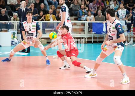 Trento, Italia. 13 marzo 2024. Bump di Gabriele Laurenzano della ITAS Trentino Volley durante la partita tra ITAS Trentino Volley e cucine Lube Civitanova, semifinali della CEV Men Volley Champions League 2023/2024 al T Quotidiano Arena il 13 marzo 2024, Trento, Italia. Credito: Agenzia fotografica indipendente/Alamy Live News Foto Stock