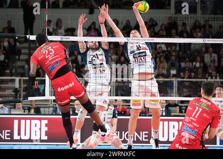 Trento, Italia. 13 marzo 2024. Blocco di Marko Podrascanin dell'ITAS Trentino Volley durante la partita tra ITAS Trentino Volley e cucine Lube Civitanova, semifinali della CEV Men Volley Champions League 2023/2024 al T Quotidiano Arena il 13 marzo 2024, Trento, Italia. Credito: Agenzia fotografica indipendente/Alamy Live News Foto Stock