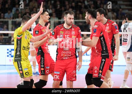 Trento, Italia. 13 marzo 2024. Cucine Lube Civitanova Team celebra dopo aver segnato un punto durante la partita tra ITAS Trentino Volley e cucine Lube Civitanova, semifinali della CEV Men Volley Champions League 2023/2024 al T Quotidiano Arena il 13 marzo 2024, Trento, Italia. Credito: Agenzia fotografica indipendente/Alamy Live News Foto Stock