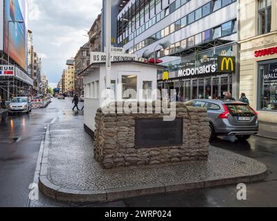 Il Checkpoint dell'esercito americano noto come Checkpoint Charlie (agosto 2023) a Berlino, Germania. Foto Stock