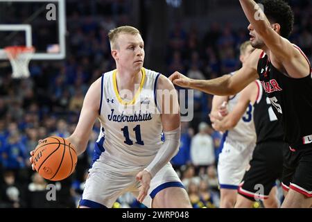 L'attaccante dei South Dakota State Jackrabbits Matthew Mors (11) sembra superare il difensore dei Denver Pioneers, l'attaccante Pedro Lopez-Sanvicente (15) durante la finale maschile al torneo di basket Summit League tra i Denver Pioneers e i South Dakota State Jackrabbits al Denny Sanford Premier Center di Sioux Falls, South Dakota martedì 12 marzo 2024. South Dakota State sconfisse Denver 76-68.Russell Hons/CSM. (Immagine di credito: © Russell Hons/Cal Sport Media) Foto Stock