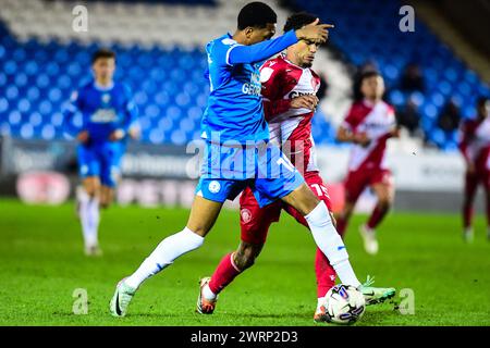 Malik Mothersille (18 Peterborough United) sfidato da Terence Vancooten (15 Stevenage) durante la partita Sky Bet League 1 tra Peterborough e Stevenage a London Road, Peterborough, mercoledì 13 marzo 2024. (Foto: Kevin Hodgson | mi News) crediti: MI News & Sport /Alamy Live News Foto Stock