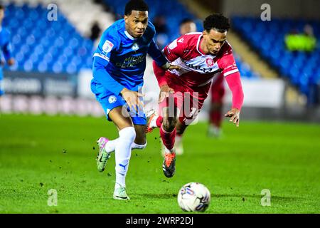 Malik Mothersille (18 Peterborough United) sfidato da Terence Vancooten (15 Stevenage) durante la partita Sky Bet League 1 tra Peterborough e Stevenage a London Road, Peterborough, mercoledì 13 marzo 2024. (Foto: Kevin Hodgson | mi News) crediti: MI News & Sport /Alamy Live News Foto Stock