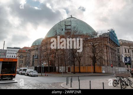 Berlino, Germania - 16 dicembre 2021: St La cattedrale di Edvige è la cattedrale cattolica dell'arcidiocesi di Berlino sulla Bebelplatz nel centro storico di B. Foto Stock