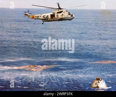 Oceano Atlantico. 13 marzo 2024. FILE: Subito dopo lo splashdown, un elicottero di recupero della USS Guadalcanal sorvola la navicella spaziale Apollo 9. Ancora all'interno del modulo di comando ci sono gli astronauti James A. McDivitt, David R. Scott e Russell L. Schweickart. Lo Splashdown si è verificato alle 12:00:53 del 13 marzo 1969, a sole 4,5 miglia nautiche dalla USS Guadalcanal, la prima nave di recupero, per concludere una missione orbitale terrestre di 10 giorni nello spazio. (Credit Image: © NASA/ZUMA Press Wire) SOLO PER USO EDITORIALE! Non per USO commerciale! Foto Stock