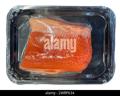 Fetta di salmone congelata in un vassoio di plastica nero sigillato sottovuoto per la cottura isolata su bianco con percorso di ritaglio Foto Stock