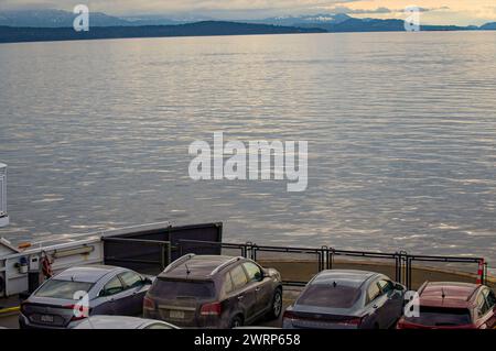 Vista della parte anteriore del traghetto di Port Alberni con auto che guardano verso le isole Gulf Stream durante la traversata da Tswwassen a Nanaimo. Foto Stock