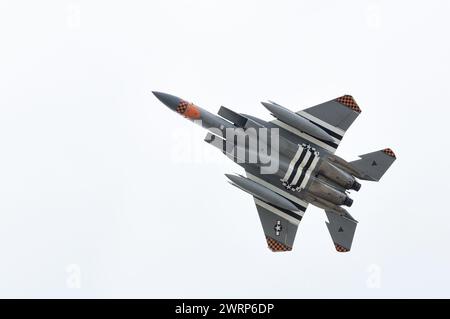 L'eredità del 173rd Fighter Wing F-15 Eagle decolla il 7 marzo 2024 presso l'aeroporto internazionale di Honolulu, Hawaii. Il velivolo dal design unico è decorato con una vernice commemorativa, rendendo omaggio all'eredità del tenente David R. Kingsley, vincitore della medaglia d'onore della seconda guerra mondiale. Gli Eagles di Kingsley Field, Oregon, si addestrarono insieme agli F-22 Raptors, del 199th e 19th Fighter Squadrons, come parte dell'esercitazione Sentry Luau. (Foto U.S. Air National Guard di Tech. Sergente John Linzmeier) Foto Stock