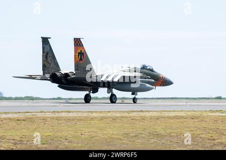 I taxi F-15 Eagle del 173rd Fighter Wing il 27 febbraio 2024, all'aeroporto internazionale di Honolulu, Hawaii. Il velivolo dal design unico è decorato con una vernice commemorativa, rendendo omaggio all'eredità del tenente David R. Kingsley, vincitore della medaglia d'onore della seconda guerra mondiale. Gli Eagles di Kingsley Field, Oregon, si addestrarono insieme agli F-22 Raptors, del 199th e 19th Fighter Squadrons, come parte dell'esercitazione Sentry Luau. (Foto U.S. Air National Guard di Tech. Sergente John Linzmeier) Foto Stock
