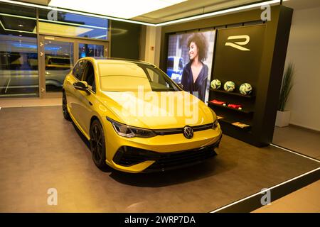 Elegante auto sportiva VW Golf R gialla parcheggiata nello showroom, veicoli ad alte prestazioni, tecnologia automobilistica e sistemi di assistenza alla guida, auto di lusso Foto Stock