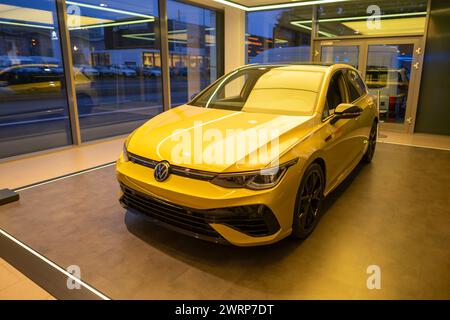 Elegante auto sportiva VW Golf R gialla parcheggiata nello showroom, veicoli ad alte prestazioni, tecnologia automobilistica e sistemi di assistenza alla guida, auto di lusso Foto Stock