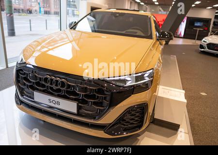 Giallo nuova elegante Audi SQ8 a trazione integrale sportiva crossover classe K3, gruppo Volkswagen tedesco, industria automobilistica, trasporti sostenibili Foto Stock