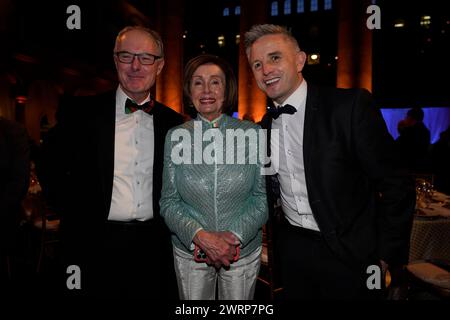 Ex presidente della camera dei rappresentanti degli Stati Uniti, Nancy Patricia Pelosi con Tadg Murphy (a sinistra) Chief Technical Officer presso Water Technology Limited e Kieran Ivers, CEO del Green Rebel Group, entrambi di Cork, partecipano al 32° gala nazionale dell'Irlanda dei Fondi, presso il National Building Museum di Washington DC, durante la visita del Taoiseach Leo Varadkar negli Stati Uniti per il giorno di San Patrizio. Data foto: Mercoledì 13 marzo 2024. Foto Stock