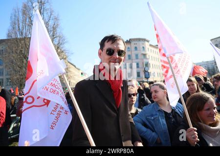 Der Neuköllner Bürgermeister Martin Hikel nimmt einer Demonstration zum Internationalen Frauentag am Oranienplatz a Berlino 8. März 2024 teil. Internationaler Frauentag a Berlino *** il sindaco di Neukölln Martin Hikel partecipa a una manifestazione per la giornata internazionale delle donne all'Oranienplatz di Berlino l'8 marzo 2024 Foto Stock