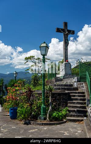 Vista della piattaforma di osservazione di mirante do Cristo situata sull'autostrada Washington Luiz (BR-040), vicino alla città di Petropolis durante il giorno di sole pomeridiano estivo. Foto Stock