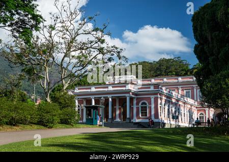 Ampia vista dei giardini del Palazzo Imperiale di Petropolis vicino all'ingresso del museo nel quartiere Centro sotto il cielo azzurro nuvoloso del pomeriggio estivo. Foto Stock