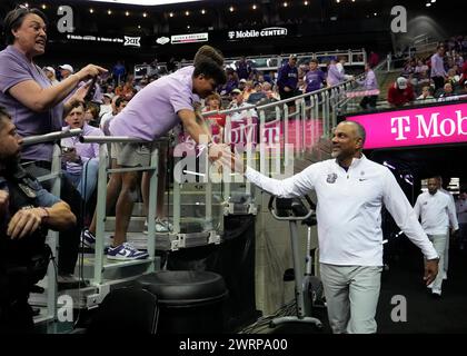 13 MARZO 2024: L'allenatore della KSU Jerome Tang viene accolto dai tifosi nel Big 12 Championship Tournament al T-Mobile Center, Kansas City, Missouri. Jon Robichaud/CSM. (Immagine di credito: © Jon Robichaud/Cal Sport Media) Foto Stock