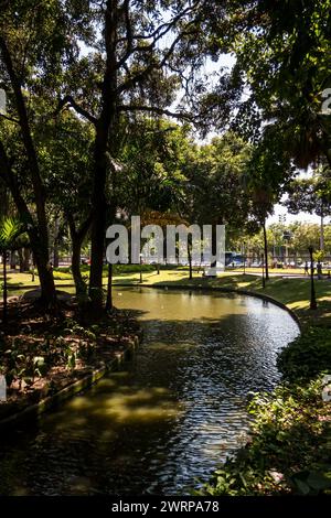 Vista sul lato est dei giardini verdi del Palazzo Catete e del parco pubblico vicino al lago principale nel quartiere Flamengo sotto il cielo azzurro soleggiato del mattino d'estate. Foto Stock