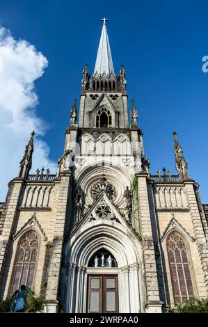 Guardando in alto l'ingresso principale e la facciata della chiesa della Cattedrale di Petropolis nel quartiere Centro sotto il cielo azzurro nuvoloso del pomeriggio estivo. Foto Stock