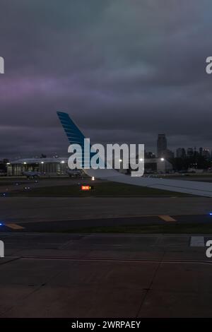 Vista dell'ala degli aerei con sfondo cittadino Foto Stock