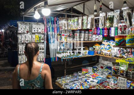 Una bancarella piena di tipici souvenir brasiliani e regali in vendita nella fiera del mercato libero sulla spiaggia di Copacabana nella sezione 5 della spiaggia di Copacabana posto. Foto Stock