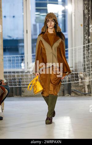 Parigi, Francia. 5 marzo 2024. Una modella cammina sulla passerella alla sfilata Kiko Kostadinov durante la sfilata di moda delle collezioni Autunno Inverno 2024 alla Paris Fashion Week di Parigi il 5 marzo 2024. (Foto di Jonas Gustavsson/Sipa USA) credito: SIPA USA/Alamy Live News Foto Stock