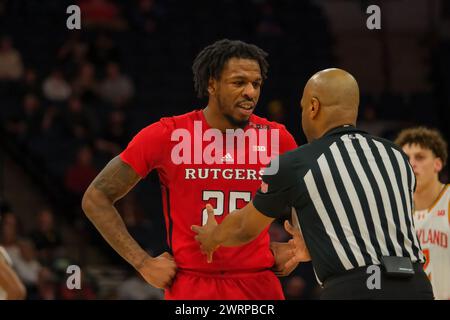 Minneapolis, Minnesota, Stati Uniti. 13 marzo 2024. La guardia dei Rutgers Scarlet Knights JEREMIAH WILLIAMS (25) parla con un ufficiale durante una partita tra Maryland e Rutgers durante il Torneo di pallacanestro maschile TIAA Big10 2024 al Target Center di Minneapolis il 13 marzo 2024. (Immagine di credito: © Steven Garcia/ZUMA Press Wire) SOLO PER USO EDITORIALE! Non per USO commerciale! Foto Stock