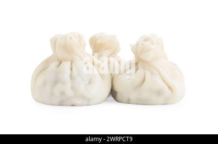 Tre gustosi khinkali (gnocchi) isolati su bianco. Cucina georgiana Foto Stock