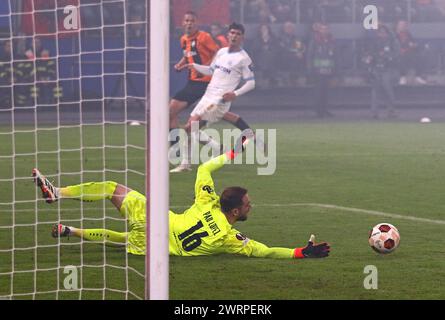 Amburgo, Germania - 15 febbraio 2024: Portiere Pau Lopez di Marsiglia in azione durante la partita di UEFA Europa League contro lo Shakhtar Donetsk al Volksparkstadion di Amburgo, Germania Foto Stock