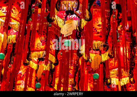 Colorate lanterne cinesi rosse e gialle appese al soffitto del Tempio buddista di Tianhou nel quartiere Ximen di Taipei Foto Stock