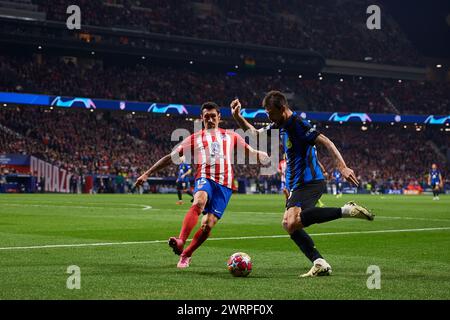 MADRID, SPAGNA - 13 MARZO: Stefan Savic Centre-Back dell'Atletico de Madrid compete per il pallone con Francesco Acerbi Centre-Back dell'FC Internazionale Milano durante il round di UEFA Champions League 2023/24 del 16 andata e ritorno tra l'Atletico de Madrid e l'FC Internazionale Milan allo stadio Civitas Metropolitano il 13 marzo 2024 a Madrid, Spagna. (Foto di Francisco Macia/Photo Players Images) Foto Stock