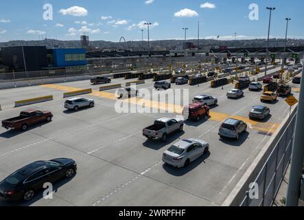 San Diego, Stati Uniti. 12 marzo 2024. Le auto aspettano di entrare in Messico al porto di ingresso di San Ysidro a San Diego, California, martedì 12 marzo 2024. Un disegno di legge sull'immigrazione bipartisan del Senato per affrontare la questione dell'immigrazione migrante è bloccato nella camera a causa della politica dell'anno elettorale. Foto di Pat Benic/UPI credito: UPI/Alamy Live News Foto Stock