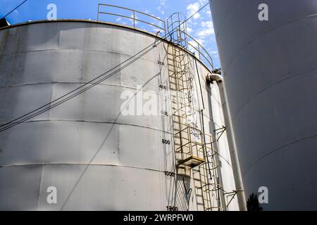 Vista dei grandi serbatoi di acqua bianca del Dipartimento dell'acqua e delle acque reflue in Brasile Foto Stock