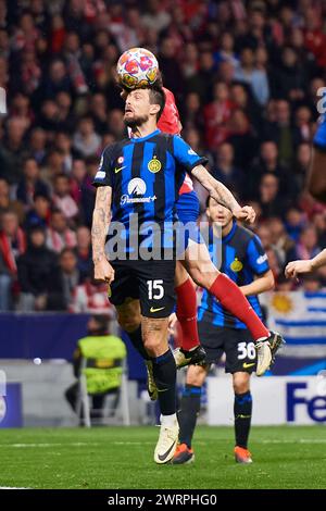 MADRID, SPAGNA - 13 MARZO: Francesco Acerbi Centre-Back dell'FC Internazionale Milano gareggia per il pallone durante il turno di andata e ritorno della UEFA Champions League 2023/24 tra l'Atletico de Madrid e l'FC Internazionale Milan allo stadio Civitas Metropolitano il 13 marzo 2024 a Madrid, Spagna. (Foto di Francisco Macia/Photo Players Images) Foto Stock