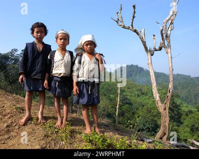 Banten, Indonesia - 25 luglio 2010: Tre ragazzi della tribù Baduy di Lebak Banten, Indonesia Foto Stock