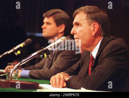 **FOTO FILE** Gerald Levin è morto. Il presidente dell'America On Line (AOL) Stephen M. Case (a sinistra) e il presidente della Time Warner Gerald M. Levin (a destra) testimoniano davanti alla Commissione giudiziaria del Senato degli Stati Uniti per difendere l'accordo della loro azienda di fondersi il 29 febbraio 2000.credito: Ron Sachs/CNP /MediaPunch Foto Stock