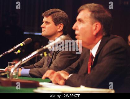 **FOTO FILE** Gerald Levin è morto. Il presidente dell'America On Line (AOL) Stephen M. Case (a sinistra) e il presidente della Time Warner Gerald M. Levin (a destra) testimoniano davanti alla Commissione giudiziaria del Senato degli Stati Uniti per difendere l'accordo della loro azienda di fondersi il 29 febbraio 2000.credito: Ron Sachs/CNP /MediaPunch Foto Stock