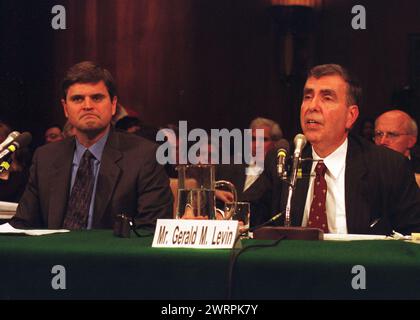 **FOTO FILE** Gerald Levin è morto. Il presidente dell'America On Line (AOL) Stephen M. Case (a sinistra) e il presidente della Time Warner Gerald M. Levin (a destra) testimoniano davanti alla Commissione giudiziaria del Senato degli Stati Uniti per difendere l'accordo della loro azienda di fondersi il 29 febbraio 2000.credito: Ron Sachs/CNP /MediaPunch Foto Stock