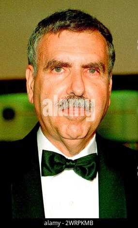 Washington, DC - 29 ottobre 1997 -- Gerald M. Levin, Presidente e CEO, Time Warner, Inc. Arriva alla Casa Bianca di Washington, DC per la cena di Stato in onore del presidente cinese Jiang Zemin il 29 ottobre 1997. Credito: Ron Sachs/CNP Foto Stock