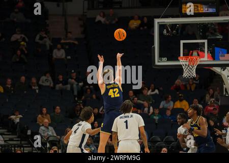 Minneapolis, Minnesota, Stati Uniti. 13 marzo 2024. Michigan Wolverines Forward TARRIS REED JR. (32) tira per 2 durante una partita tra Michigan e Penn State durante il Torneo di pallacanestro maschile TIAA Big10 2024 al Target Center di Minneapolis il 2024 marzo. Lo stato della Penn ha vinto 66-57. (Immagine di credito: © Steven Garcia/ZUMA Press Wire) SOLO PER USO EDITORIALE! Non per USO commerciale! Foto Stock