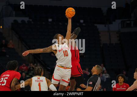 Minneapolis, Minnesota, Stati Uniti. 13 marzo 2024. Palla a due durante una partita tra Maryland e Rutgers durante il Torneo di pallacanestro maschile TIAA Big10 2024 al Target Center di Minneapolis il 13 marzo 2024. (Immagine di credito: © Steven Garcia/ZUMA Press Wire) SOLO PER USO EDITORIALE! Non per USO commerciale! Foto Stock