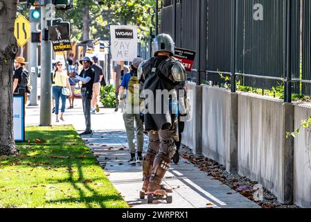 Un attore, Tim Brehmer, vestito come il personaggio di Star Wars, Mandalorian pattina sul marciapiede il 14 luglio 2023, durante gli attori di Hollywood e scrive Foto Stock