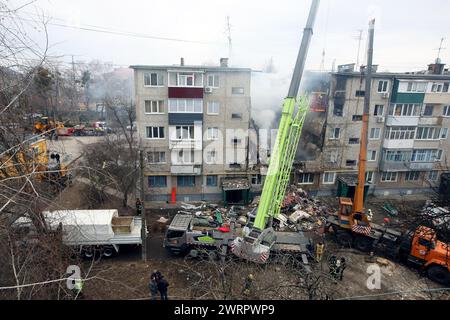 Non esclusiva: SUMY, UCRAINA - 13 MARZO 2023 - i soccorritori utilizzano attrezzature ad alta quota e attrezzi speciali per cercare persone sotto le macerie di un f Foto Stock