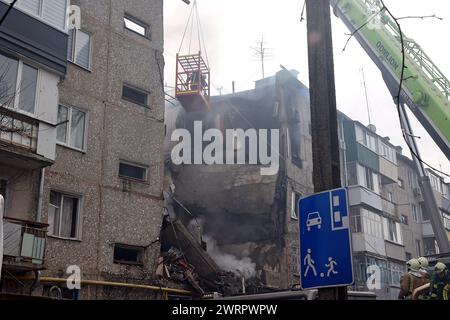 Non esclusiva: SUMY, UCRAINA - 13 MARZO 2023 - i soccorritori utilizzano attrezzature ad alta quota e attrezzi speciali per cercare persone sotto le macerie di un f Foto Stock